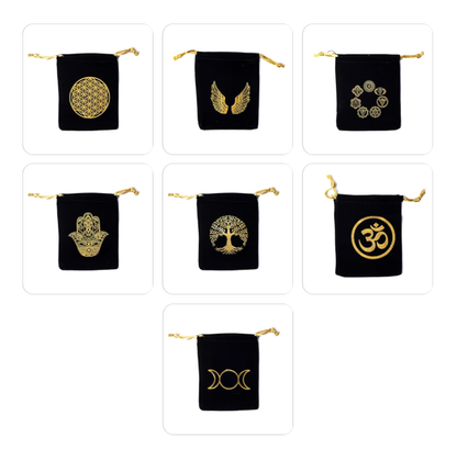 Sélection de pochette en velours noir (polyester), 10 x 11 centimètres. 7 modèles au choix avec symboles imprimés et cordon à nouer. Parfait pour protèger les cristaux, bijoux...