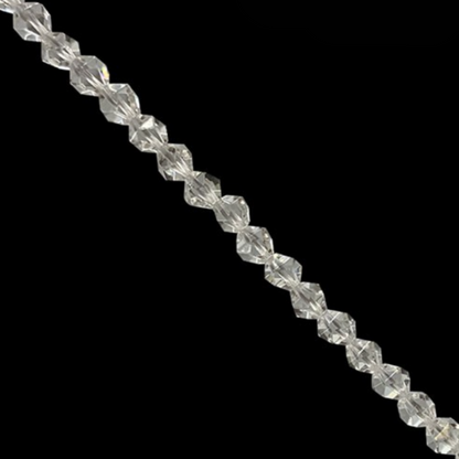 Perles 'Icosaèdres' de 6 millimètres en Cristal de roche. Option de vente en : fil de perles 38/39 cm, en bracelet de 17 à 21cm, en collier de 45 ou sautoir de 60cm. Qualité AA à AAA, superbes perles !