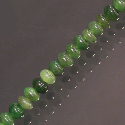 Jade Néphrite ! Collier ou bracelet en formes de 'pastilles' de 4/6 millimètres. En bracelet de 17 à 21cm, en collier de 45 ou sautoir de 60cm. Qualité AA à AAA, superbes perles !