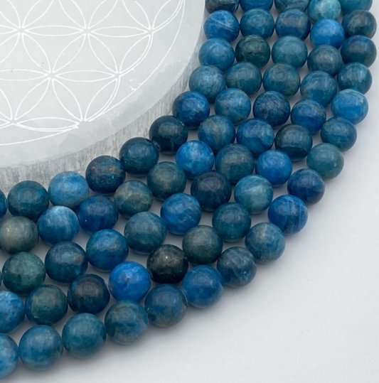 Apatite bleue de Tanzanie – Perles rondes 6 ou 8 mm • Fil de 38/39 cm • Bracelet 17 à 21 cm • Collier 45 cm • Sautoir 60 cm. Qualité AA à AAA – Superbes perles aux reflets bleu cristal !