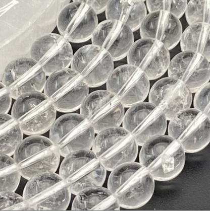 Cristal de roche (Quartz), perles rondes de 4, 6, 8 ou 10 mm. Vendu en fil de perle 38/39 cm, en bracelet de 17 à 21cm, en collier de 45 ou sautoir de 60cm. Qualité AA à AAA, superbes perles, belle pureté, parfait !