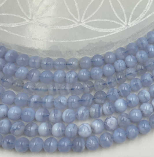 Agate Calcédoine ‘Blue Lace’ – Perles rondes en 6 ou 8 mm • Fil de 38/39 cm • Bracelet 17 à 21 cm • Collier 45 cm • Sautoir 60 cm. Qualité AA à AAA !