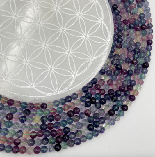 Fluorite multicolore qualité EXTRA, perles rondes 6 ou 8 mm, vendu : en fil de perle 38/39 cm, en bracelet de 17 à 21 cm, en collier de 45 ou sautoir de 60 cm. Qualité AAA !