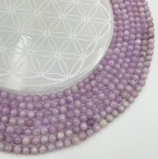 Kunzite/ Spodumène, perles rondes de 6 et 8 mm, vendu en : fil de perle 38/39 cm, en bracelet de 17 à 21cm, en collier de 45 ou sautoir de 60cm. Qualité AA à AAA, superbes perles cristaline et ultra puissante !