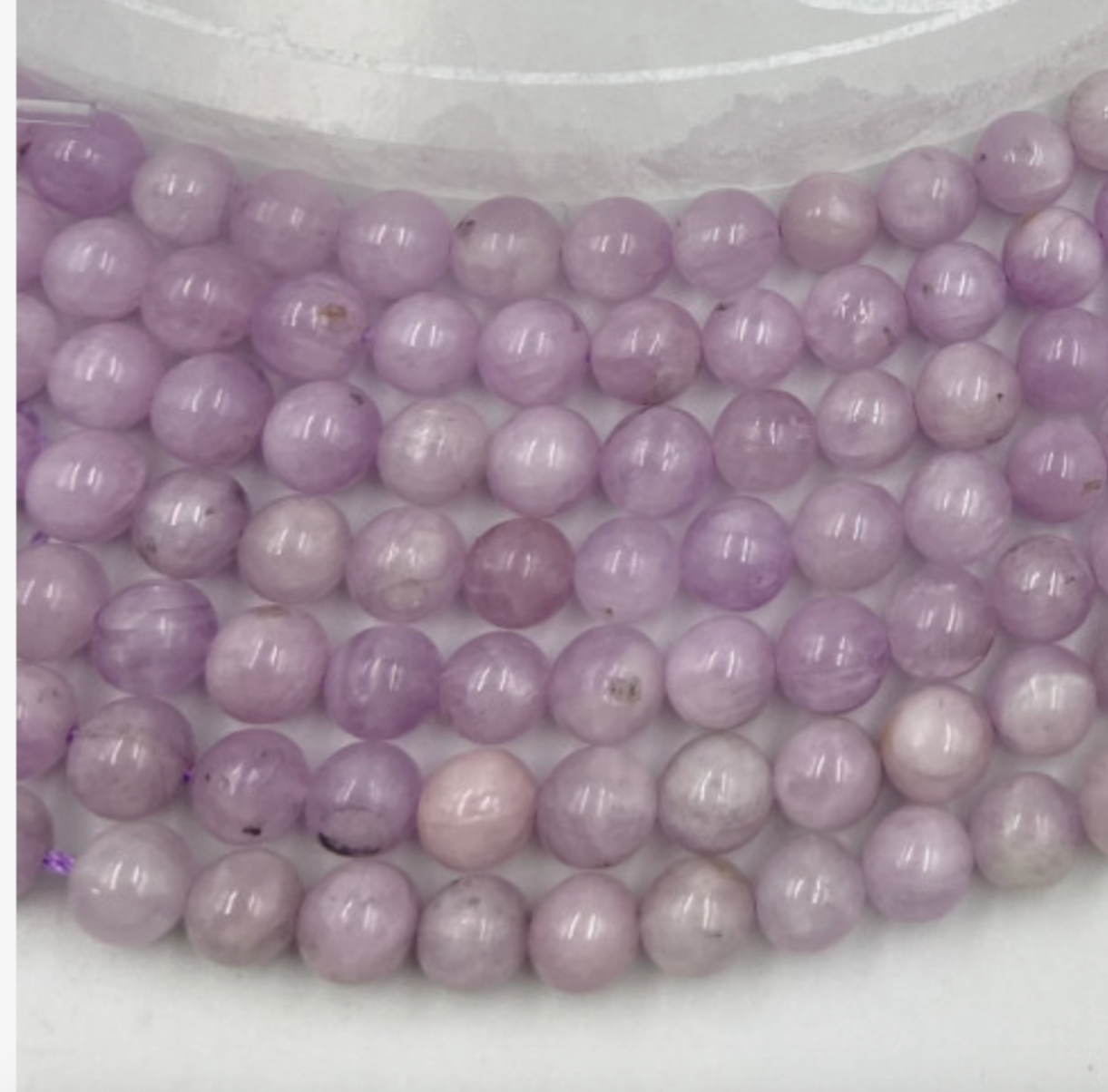 Kunzite/ Spodumène, perles rondes de 6 et 8 mm, vendu en : fil de perle 38/39 cm, en bracelet de 17 à 21cm, en collier de 45 ou sautoir de 60cm. Qualité AA à AAA, superbes perles cristaline et ultra puissante !
