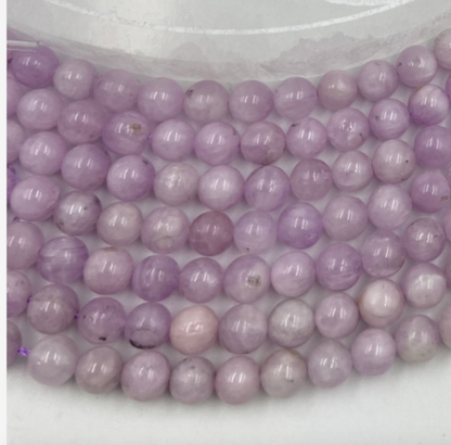 Kunzite/ Spodumène, perles rondes de 6 et 8 mm, vendu en : fil de perle 38/39 cm, en bracelet de 17 à 21cm, en collier de 45 ou sautoir de 60cm. Qualité AA à AAA, superbes perles cristaline et ultra puissante !