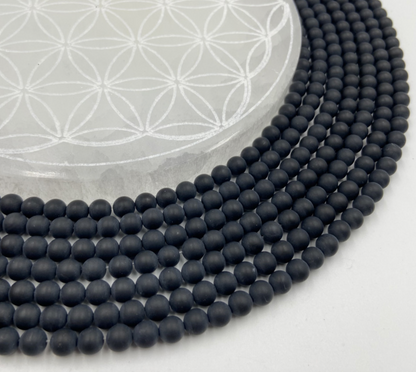 Onyx 'finition Mate', perles rondes de 6 ou 8 mm. Vendu en fil de perle 38/39 cm, en bracelet de 17 à 21cm, en collier de 45 ou sautoir de 60cm. Qualité AA à AAA !