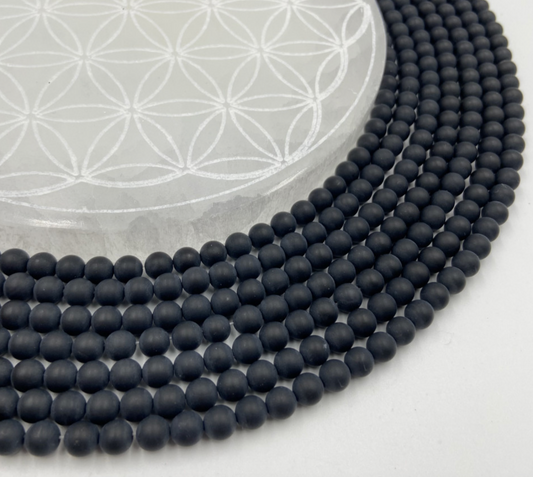 Onyx 'finition Mate', perles rondes de 6 ou 8 mm. Vendu en fil de perle 38/39 cm, en bracelet de 17 à 21cm, en collier de 45 ou sautoir de 60cm. Qualité AA à AAA !