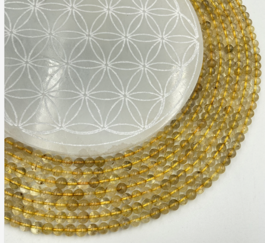 Quartz Cristal Rutile, perles rondes de 6 ou 8 mm. Vendu en fil de perle 38/39 cm, en bracelet de 17 à 21cm, en collier de 45 ou sautoir de 60cm. Qualité AA à AAA, superbes perles, belle pureté cristallin !