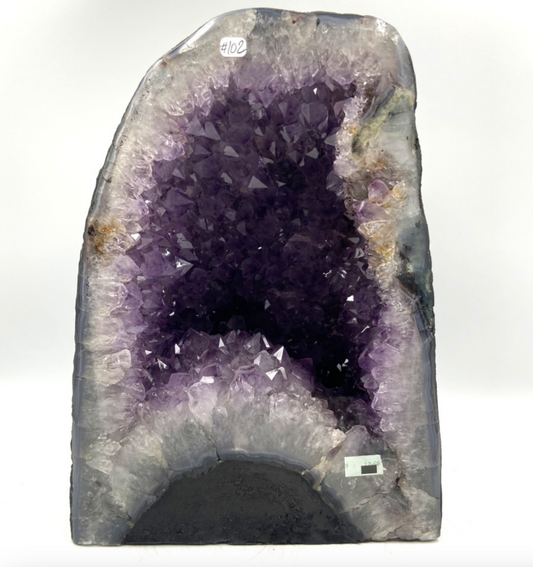 Géode d'améthyste de 12,68 kilogrammes - 29,5 x 22 centimètres. Superbe qualité AA, en provenance du Brésil. Incroyables effets positifs pour vos collections, expositions...parfait !