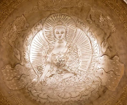 Bol avec gravure du Bouddha de la Médecine de 22/23 centimètres - ±2500 grammes. Vendu avec maillet adapté ! Magnifique pièce !