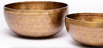 Bol avec gravure du Bouddha de la Médecine de 22/23 centimètres - ±2500 grammes. Vendu avec maillet adapté ! Magnifique pièce !