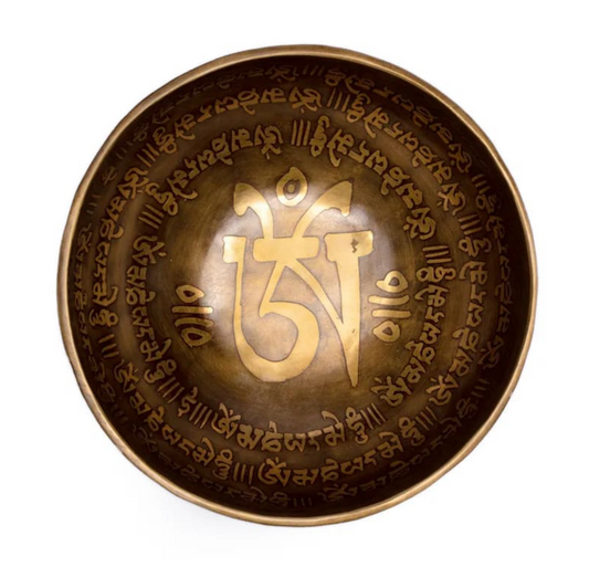 Bol avec gravure du 'Om' en fond, de 12,5 à 36 cm - ± 400 à 4200 gr. Vendu avec maillet adapté. Magnifique pièce !