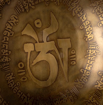 Bol avec gravure du 'Om' en fond, de 12,5 à 36 cm - ± 400 à 4200 gr. Vendu avec maillet adapté. Magnifique pièce !