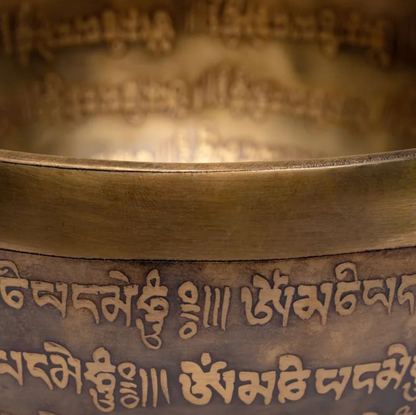 Bol avec gravure du 'Om' en fond, de 12,5 à 36 cm - ± 400 à 4200 gr. Vendu avec maillet adapté. Magnifique pièce !