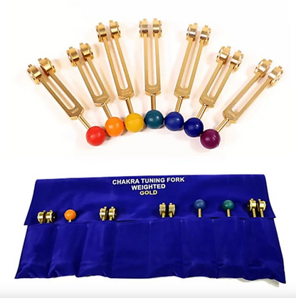 Sélection de 3 sets de finition 'Or' de diapasons pondérés ou non pondérés, en aluminium anodisé, de 18 à 21,5 cm. Livré dans 1 pochette en velours, fait en Inde !