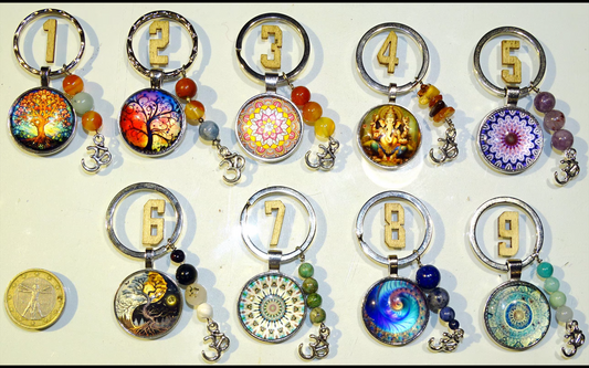 Porte-clés personnalisés par Z° C° avec perles et décorations. 7 cm x 27 de diamètre. Parfait pour des clés, sacs à main ou en cadeau !