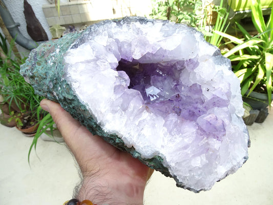 Géode d'améthyste en 'Corne', 5.12 kilogrammes, 30x16 centimètres. Superbe qualité AA, en provenance du Brésil. Incroyables effets positifs pour vos collections, expositions...parfait !