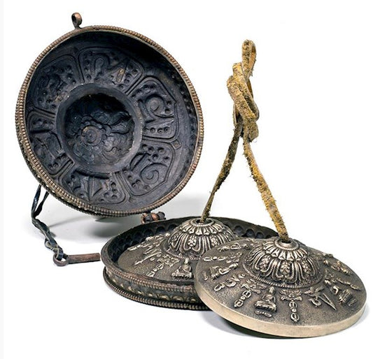 Cymbale Tibétaine/ Tingsha, en bronze avec gravures sacrées, 11 cm de diamètre - 820 gr.. Vendu avec étui métalique. Utilisées comme offrandes musicales !