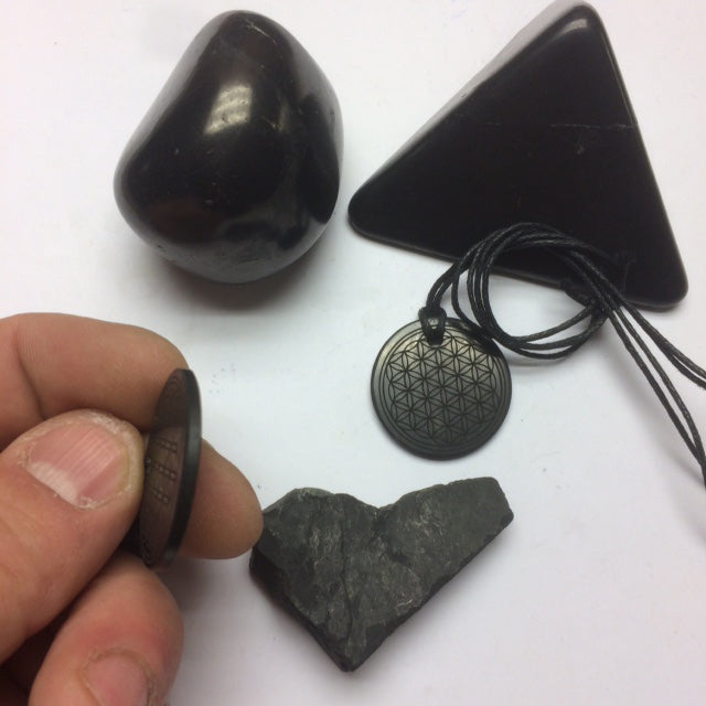 Shungite, pendentif 'Fleur de vie', de 30mm de hauteur x 30 de largeur x 4 d'épaisseur. Vendu avec cordon réglable de couleur noire offert !