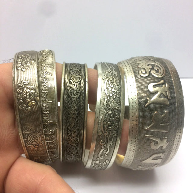 Bracelet manchette en laiton argenté, gravé d’un Mantra bouddhiste ou de motifs fantaisie – Élégant et spirituel !