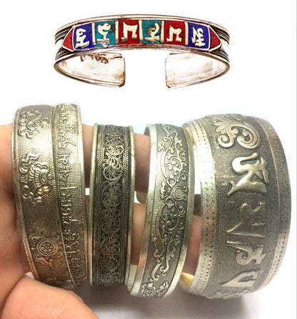 Bracelet manchette en laiton argenté, gravé d’un Mantra bouddhiste ou de motifs fantaisie – Élégant et spirituel !