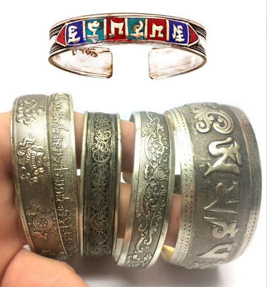 Bracelet manchette en laiton argenté, gravé d’un Mantra bouddhiste ou de motifs fantaisie – Élégant et spirituel !