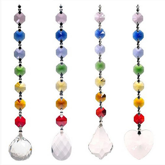 Sélection de 4 guirlandes avec des cristaux Feng Shui, aux couleurs des '7 chakras' ! 20 centimètres de longueur - 79 grammes. Simple, élégant et efficasse !