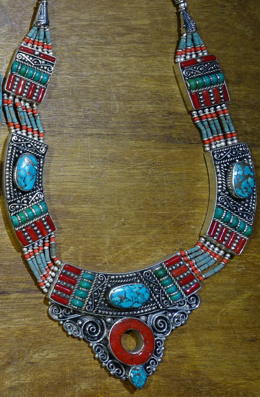 Superbe collier/ parure en perle et cabochon de turquoise et de corail. 45 cm de long. Fait au Népal (Katmandou) ! Véritable œuvre d'art !