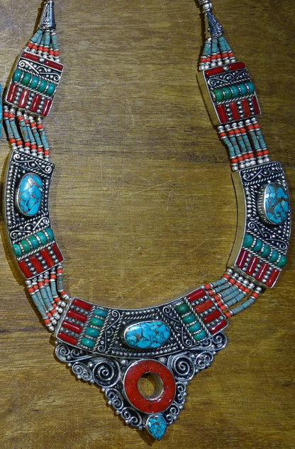 Superbe collier/ parure en perle et cabochon de turquoise et de corail. 45 cm de long. Fait au Népal (Katmandou) ! Véritable œuvre d'art !