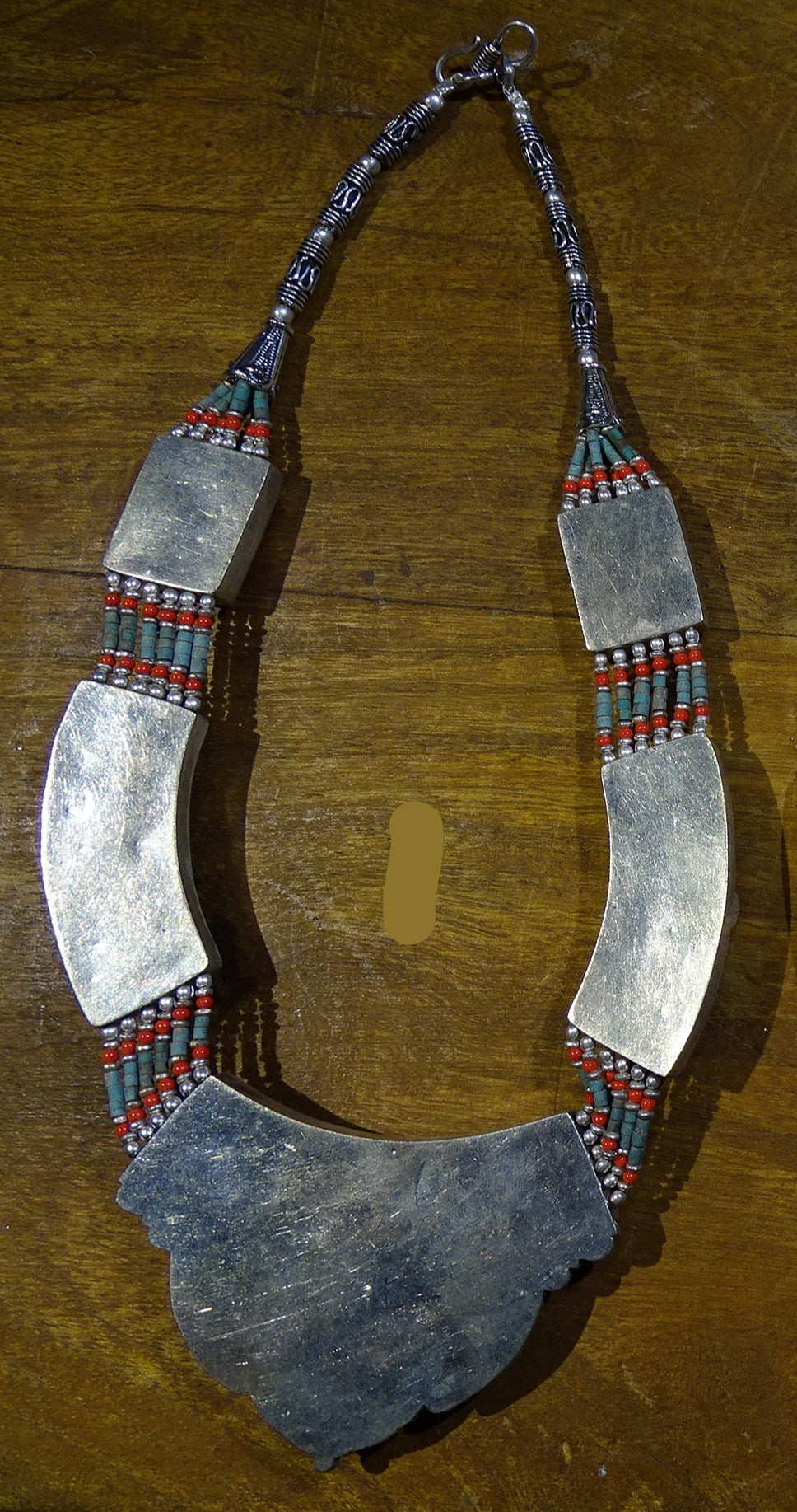Superbe collier/ parure en perle et cabochon de turquoise et de corail. 45 cm de long. Fait au Népal ! Véritable œuvre d'art, un joyau !