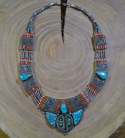 Superbe collier/ parure en perle et cabochon de turquoise et de corail. 45 cm de long. Fait au Népal ! Véritable œuvre d'art, un joyau !