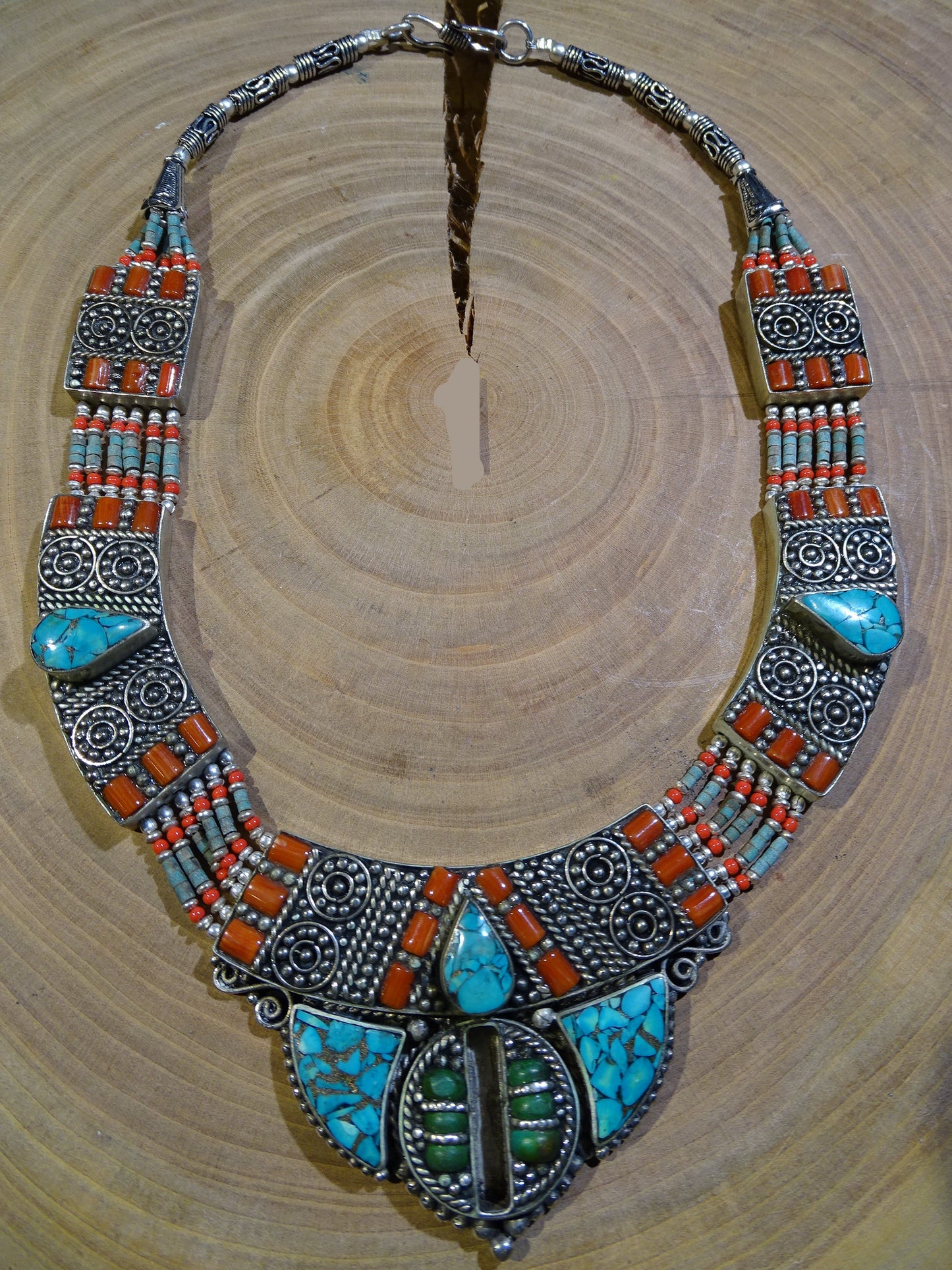 Superbe collier/ parure en perle et cabochon de turquoise et de corail. 45 cm de long. Fait au Népal ! Véritable œuvre d'art, un joyau !