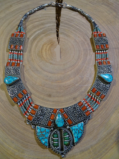 Superbe collier/ parure en perle et cabochon de turquoise et de corail. 45 cm de long. Fait au Népal ! Véritable œuvre d'art, un joyau !