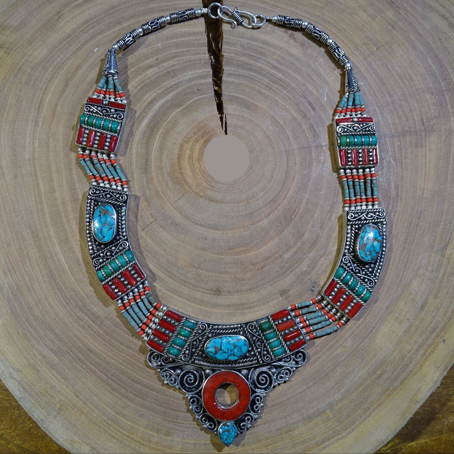 Superbe collier/ parure en perle et cabochon de turquoise et de corail. 45 cm de long. Fait au Népal (Katmandou) ! Véritable œuvre d'art !