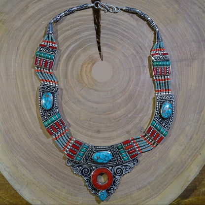 Superbe collier/ parure en perle et cabochon de turquoise et de corail. 45 cm de long. Fait au Népal (Katmandou) ! Véritable œuvre d'art !