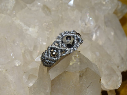 🧵 Bague fait main en coton résistant et perles AAA – Taille au choix, finitions soignées et sur mesure !