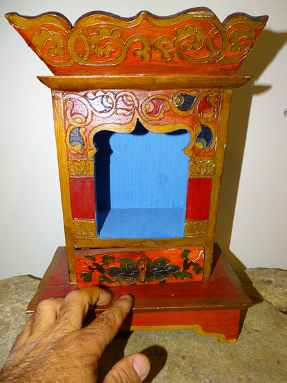 Sélection d'Autel en bois avec tiroir, peint à la main au Népal. 2 modèles au choix : 16.5x22x14 cm ou 36x22x9. Très belle qualité, motifs typiques !