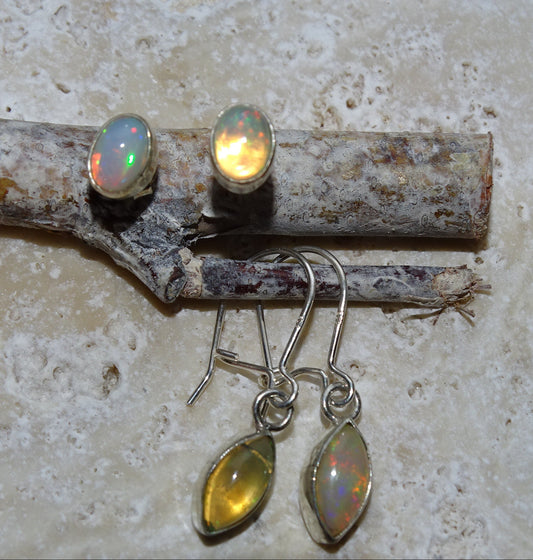 Boucles ou Puces d'oreilles en Opale Welo, qualité AA à AAA, fait par "Gem & Zen". Superbes cabochons de pierres sertis sur Argent 925, des reflets hypnotisants, parfait !