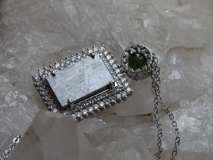 Pendentif 'Premium' style 'retro', en météorite 'Muonionalusta' de Suède et perle de Moldavite. Vendu avec chaînette de 45 cm en Argent. Poids 9,5 gr. Ø 38x22x0,9mm. Superbe pièce !