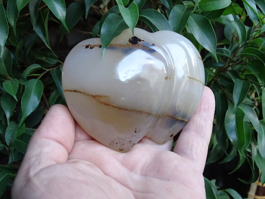 Coeur 'doublé', en agate dentrique de 8,8 x 7,3 x 2,7 centimètres - 320 gr. Belles finitions, des veines de pierres, l'agate des artistes, magnifique pièce !