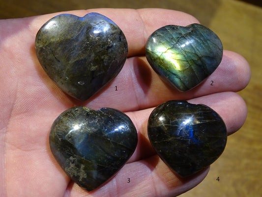 Coeur en labradorite de taille S, 3x3x1,5 cm - 20 gr. Belles finitions, beaux reflets bleutés, belle pièces !
