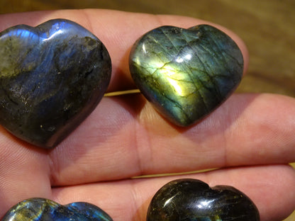 Coeur en labradorite de taille S, 3x3x1,5 cm - 20 gr. Belles finitions, beaux reflets bleutés, belle pièces !