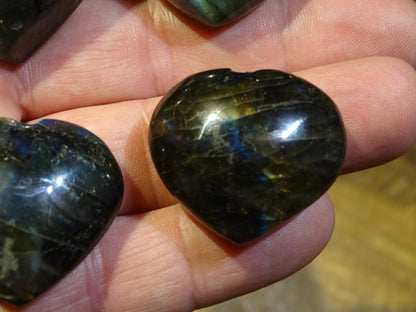 Coeur en labradorite de taille S, 3x3x1,5 cm - 20 gr. Belles finitions, beaux reflets bleutés, belle pièces !
