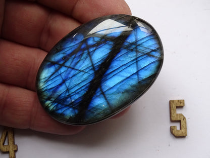Labradorite, sélection de galets/ pierres plates, modèles au choix, environ 60x40x15 mm. Format adéquat pour des pierres de massages. Très belle qualité, des reflets hologramme incroyable, parfait !