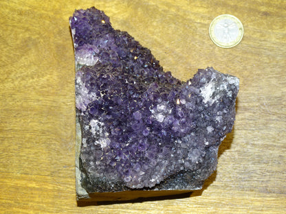 Druse en améthyste de 1,05 kilogramme, 120 x 90 x 90 millimètres. Se tient debout comme un humain... Superbe qualité AA, en provenance du Brésil. Incroyables effets positifs pour vos collections, expositions...parfait !