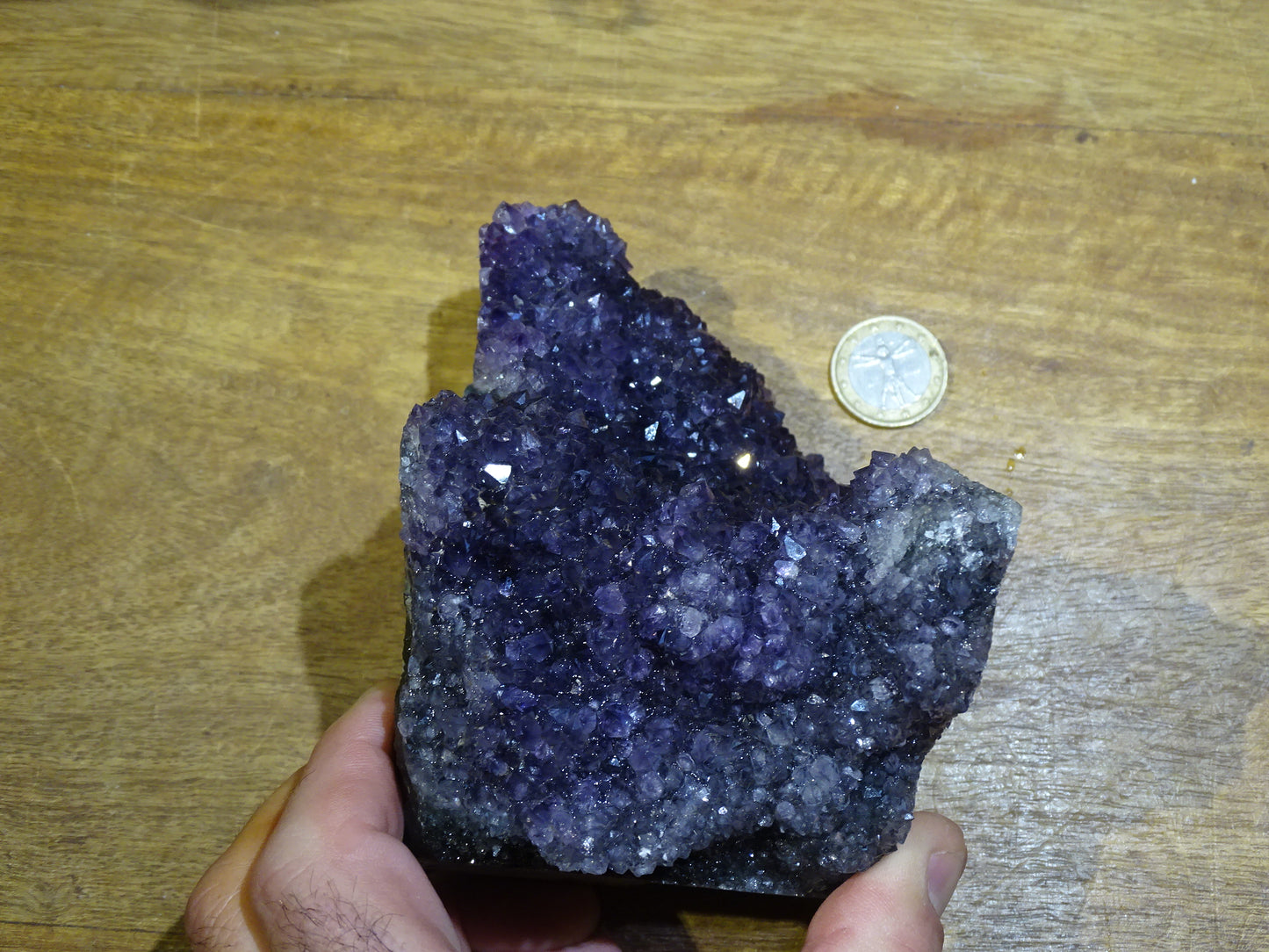 Druse en améthyste de 1,05 kilogramme, 120 x 90 x 90 millimètres. Se tient debout comme un humain... Superbe qualité AA, en provenance du Brésil. Incroyables effets positifs pour vos collections, expositions...parfait !
