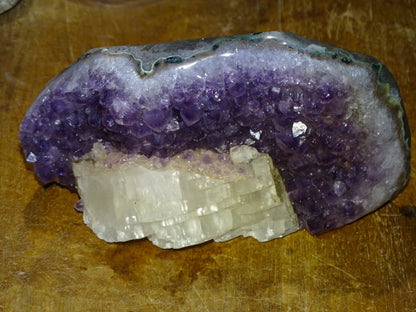 Druse en améthyste avec cristaux de calcite, 2270 grammes, 200 x 120 x 100 millimètres. Superbe qualité AA, en provenance du Brésil. parfait pour vos collections, expositions...