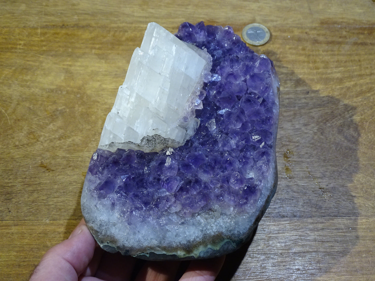 Druse en améthyste avec cristaux de calcite, 2270 grammes, 200 x 120 x 100 millimètres. Superbe qualité AA, en provenance du Brésil. parfait pour vos collections, expositions...