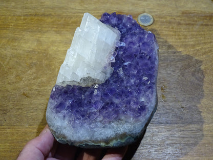 Druse en améthyste avec cristaux de calcite, 2270 grammes, 200 x 120 x 100 millimètres. Superbe qualité AA, en provenance du Brésil. parfait pour vos collections, expositions...